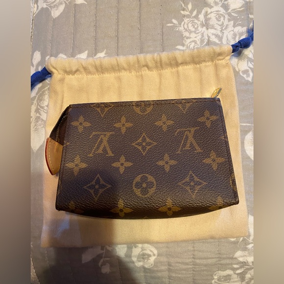 šÆ Authentic Louis Vuitton Toiletry 15 - Picture 3 of 10